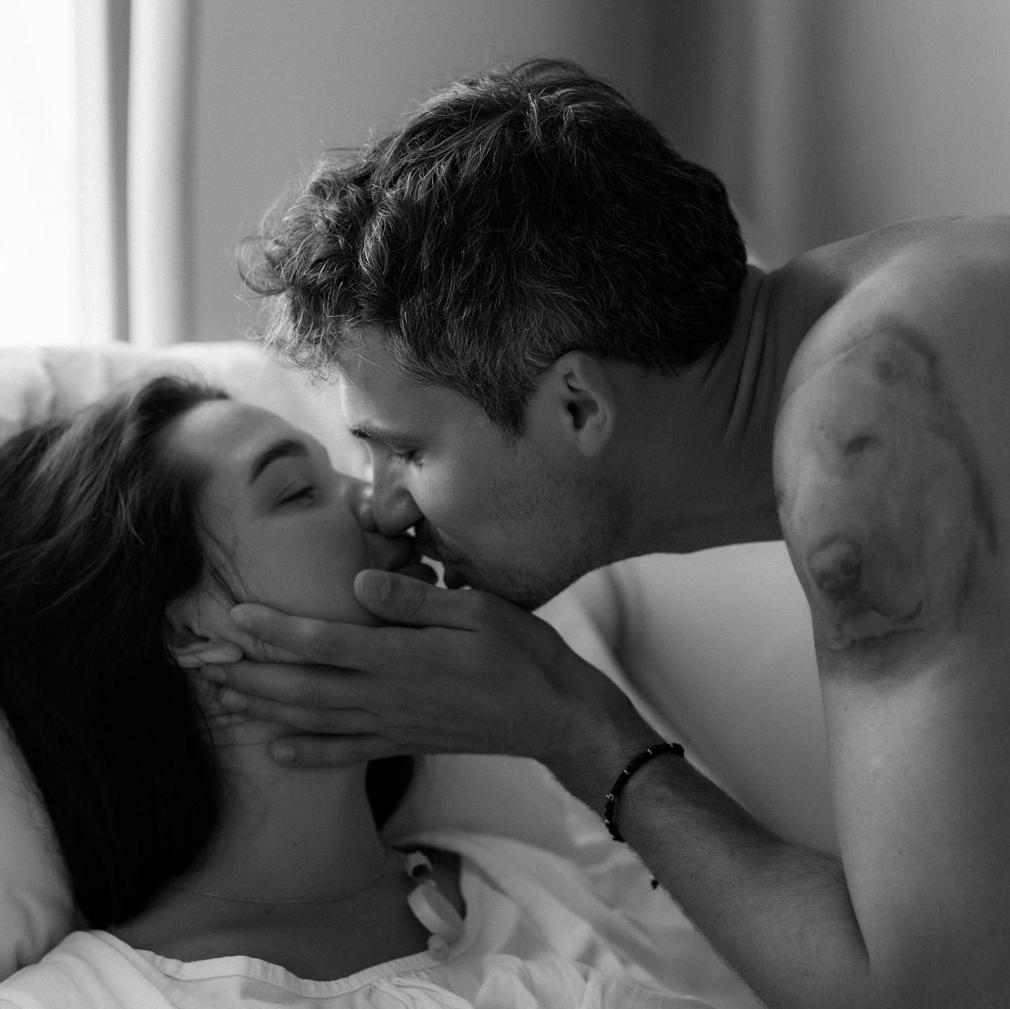 Кот і Татарінцева вперше показали новонароджену донечку: зворушливі чорно-білі кадри